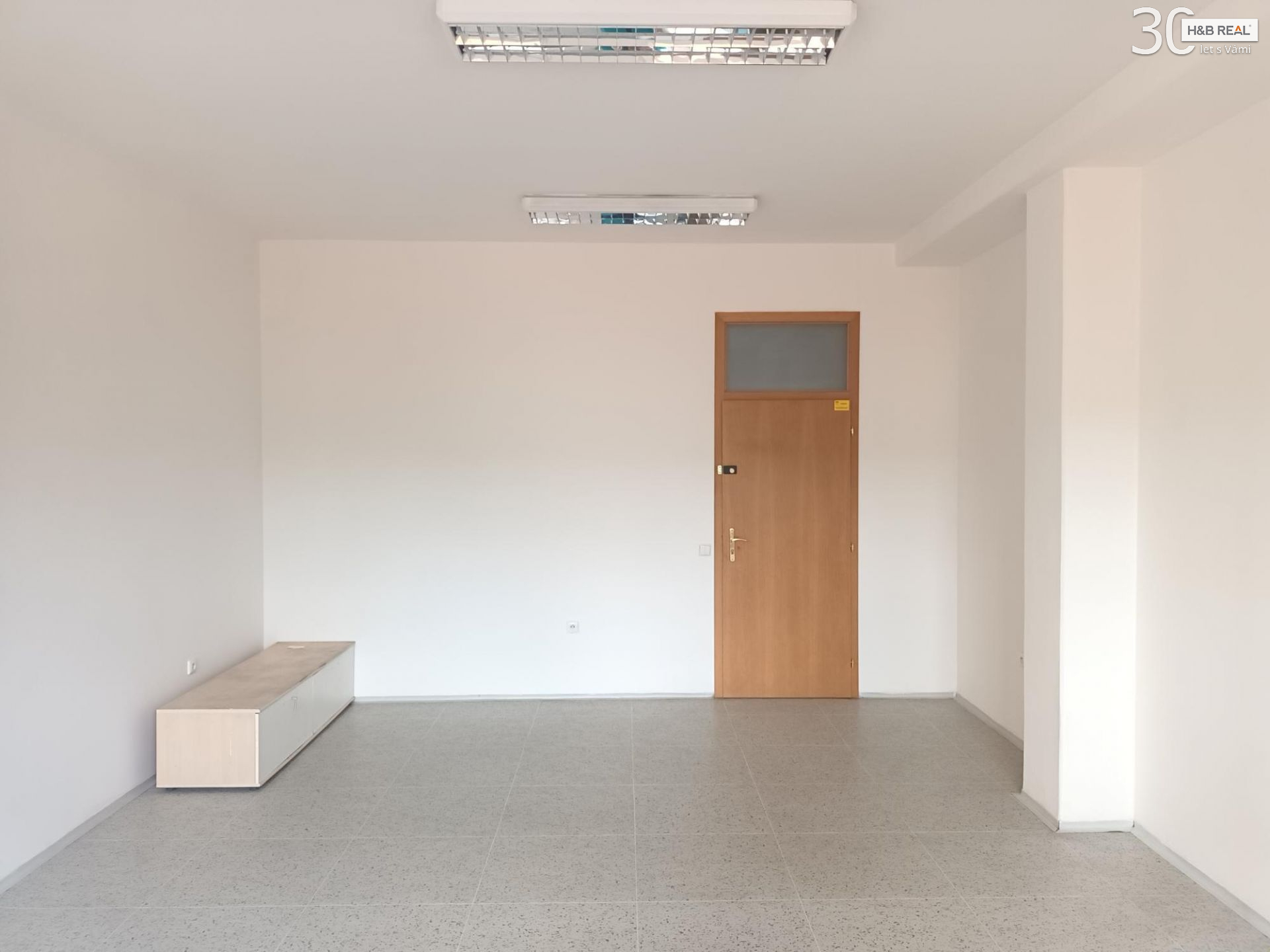 Pronájem kanceláře v centru Vsetína - titulní obrázek--
