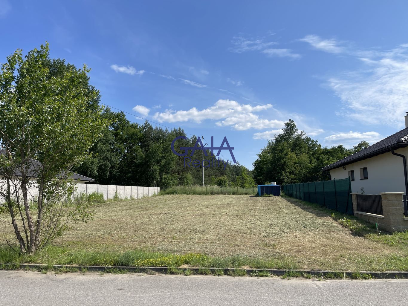 Pozemek u lesa se stavebním povolením - titulní obrázek--