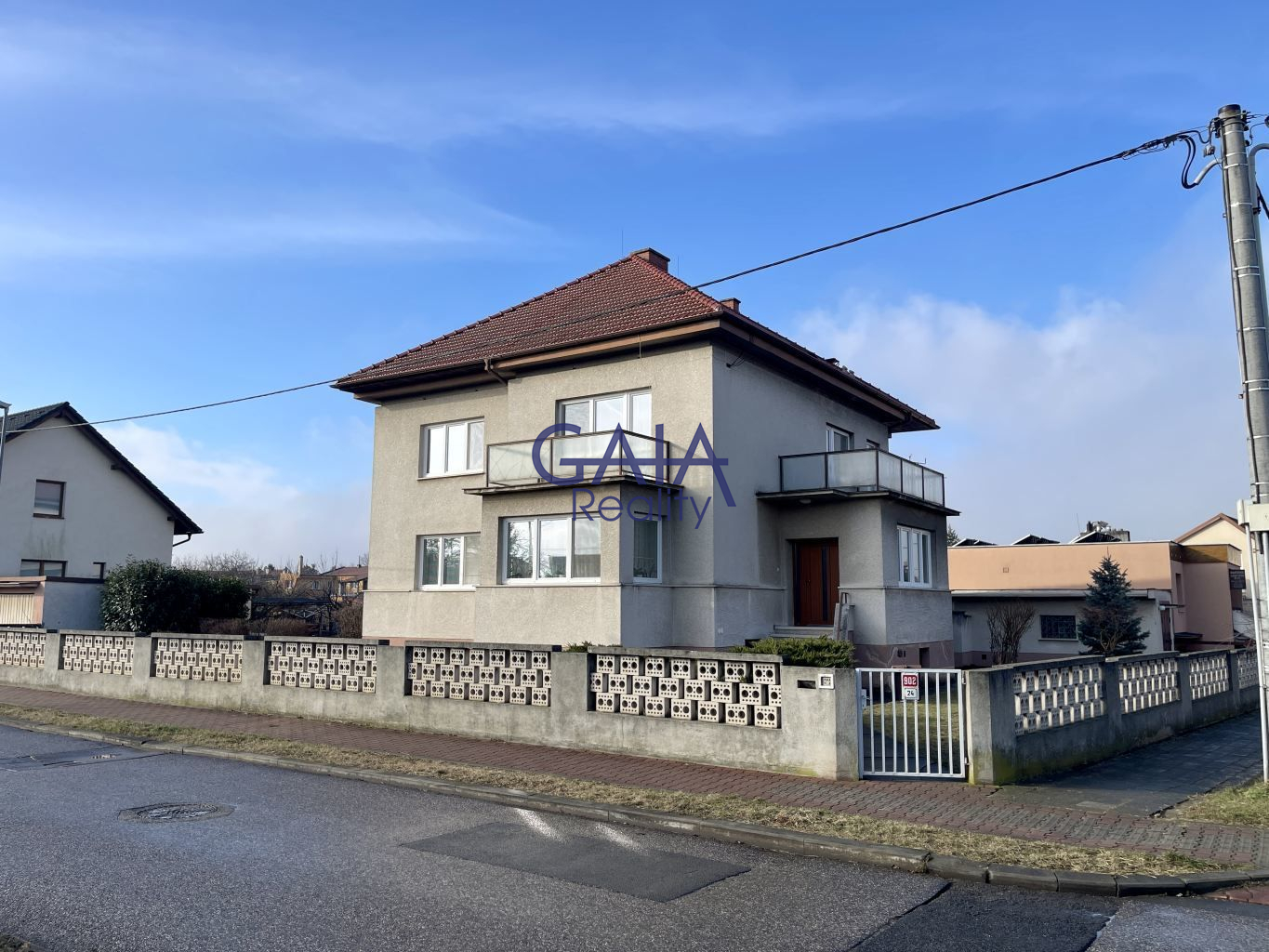 Prodej udržované vily na exkluzivním rohovém pozemku - titulní obrázek--
