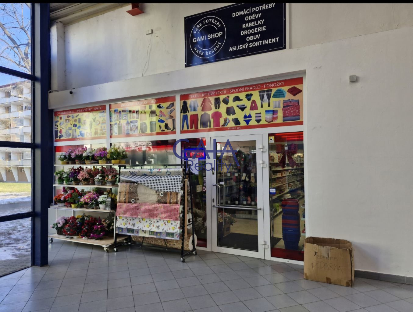 Pronájem obchodních prostor 262 m² – OC Pasáž Hloučela - titulní obrázek--