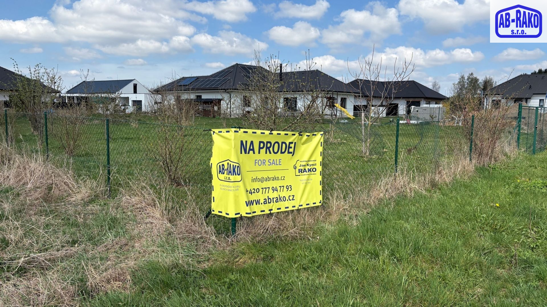 SLEVA! Dokonalý staveb. pozemek, sítě, na dohled J. Hradce - titulní obrázek--
