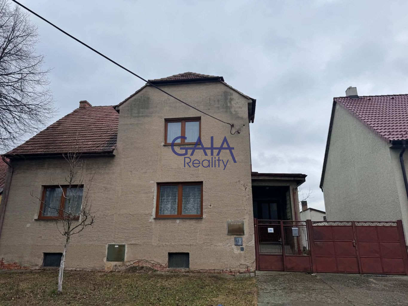 Prodej rodinného domu 3+1 s prostornou zahradou - titulní obrázek--
