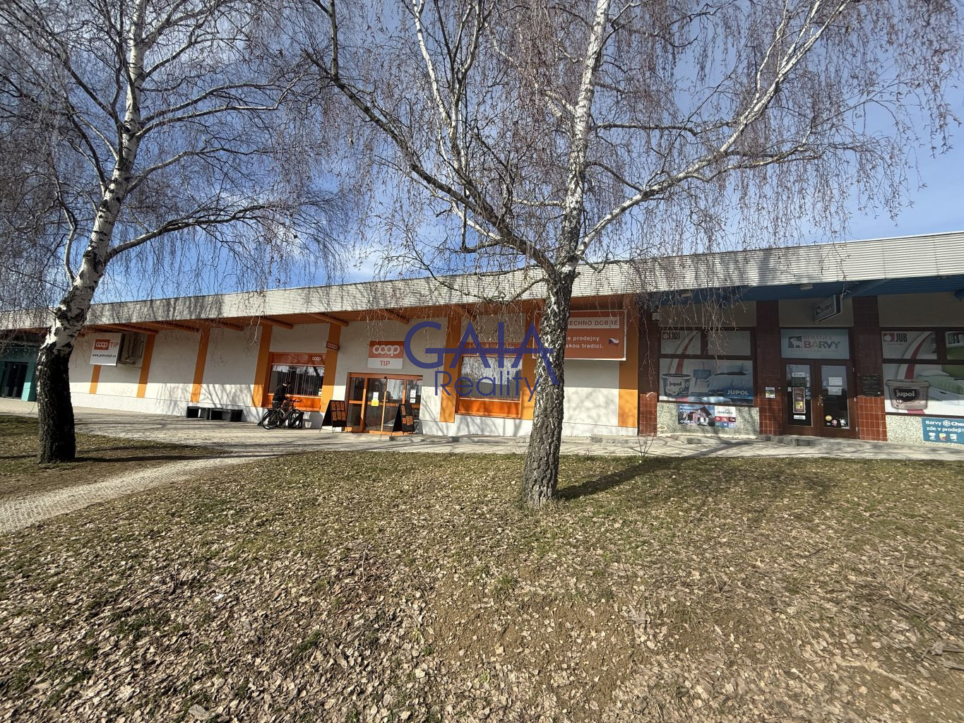 Komerční objekt po rekonstrukci s fotovoltaikou  - titulní obrázek--