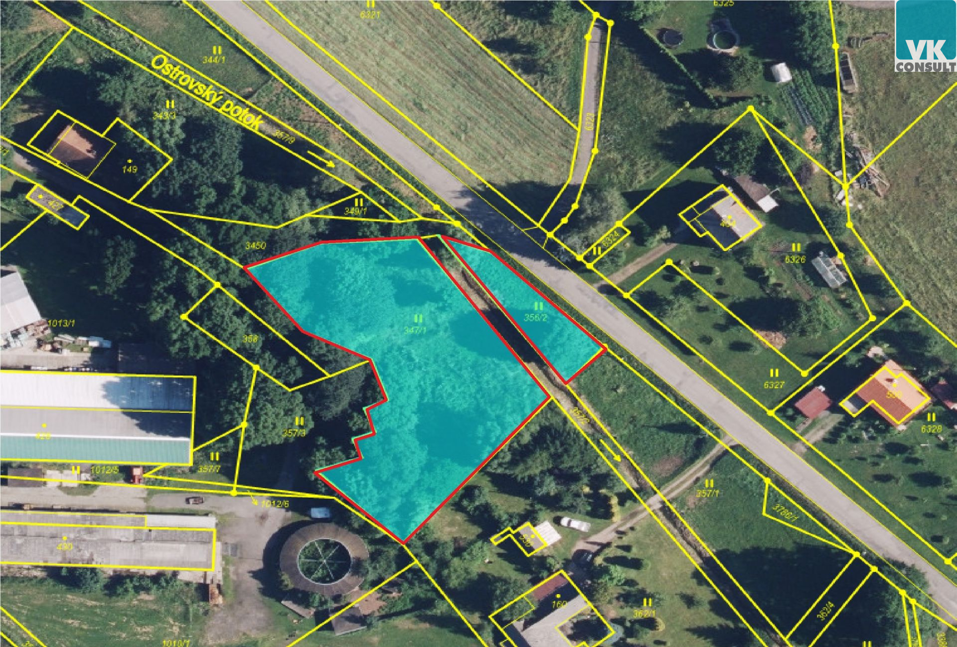 Prodej pozemku 2375 m2 v centru obce Ostrov (okr. UO) - titulní obrázek--
