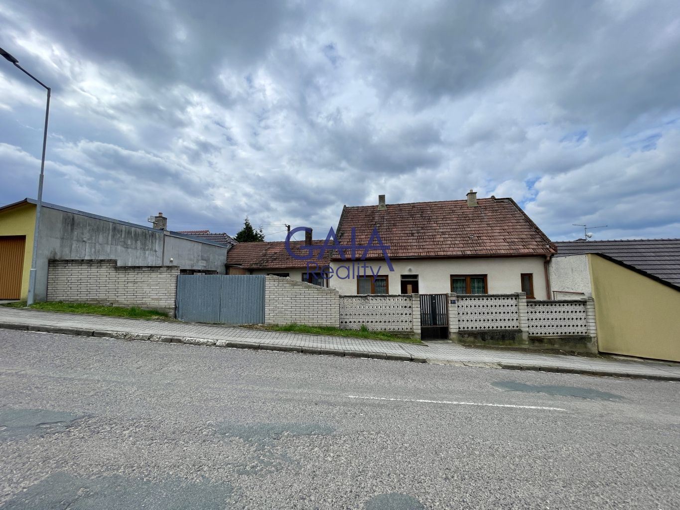 Rodinný dům 5+1 v Tvarožné Lhotě k rekonstrukci - titulní obrázek--