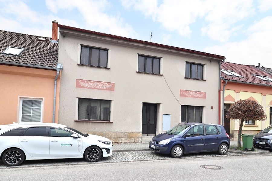 Řadový patrový RD Žižkova ulice, Hořice, okr. Jičín - titulní obrázek--