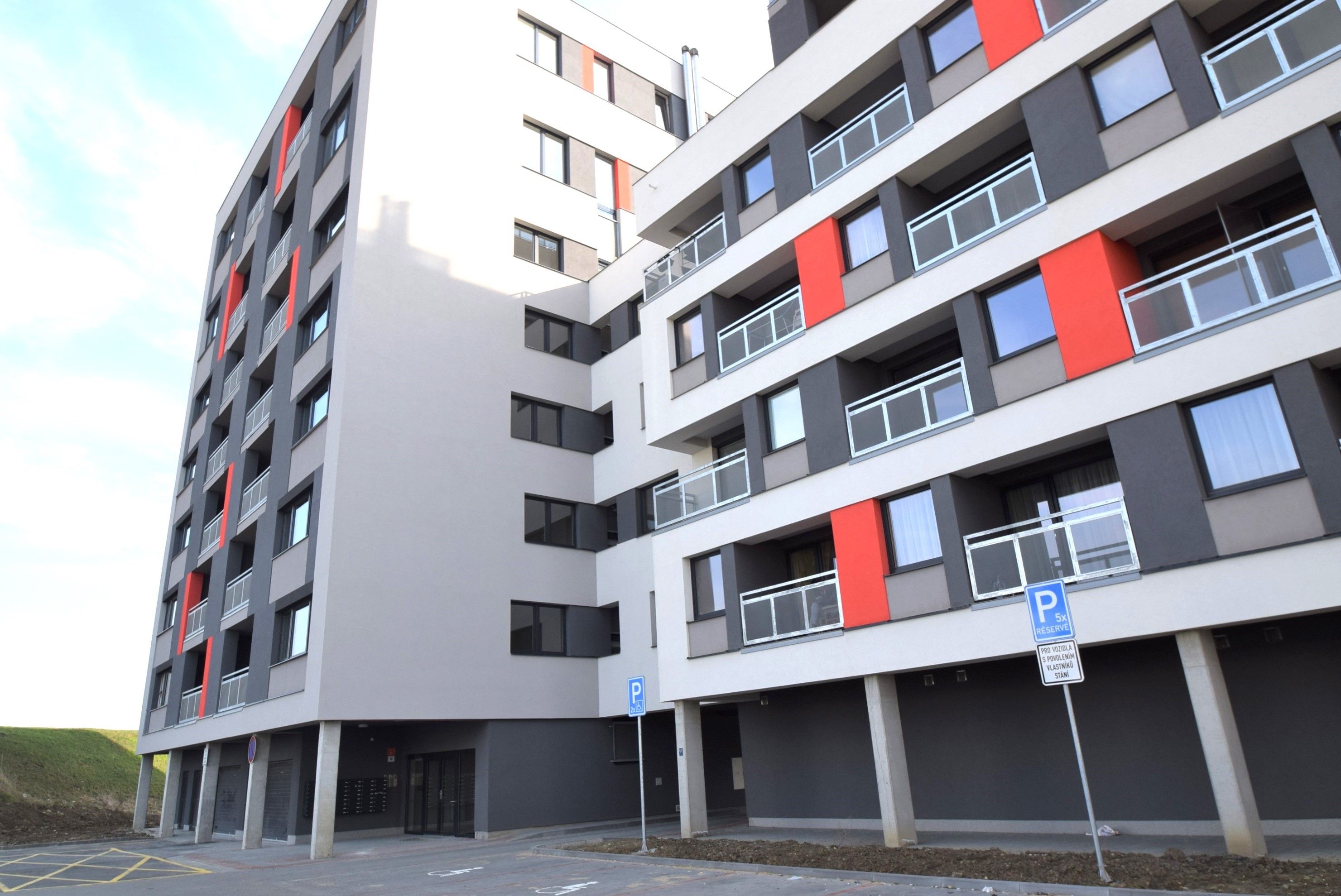 Pronájem pěkného bytu 2+kk a gar.stání, v Olomouci, Gen.Píky - titulní obrázek--