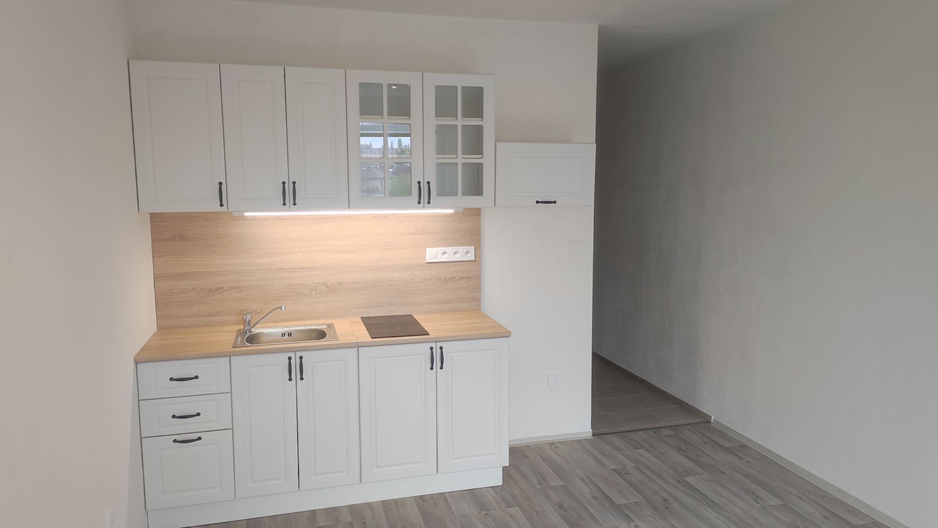 Pronájem bytu 1+0 (30m2), rekonstrukce, H.Králové -E. Beneše - titulní obrázek--