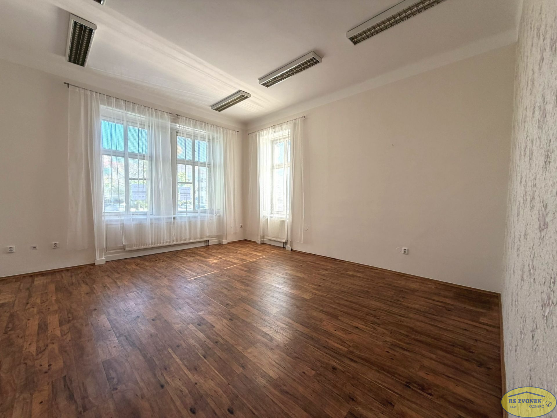 Pronájem NP, Komenského nám., Kroměříž - titulní obrázek--
