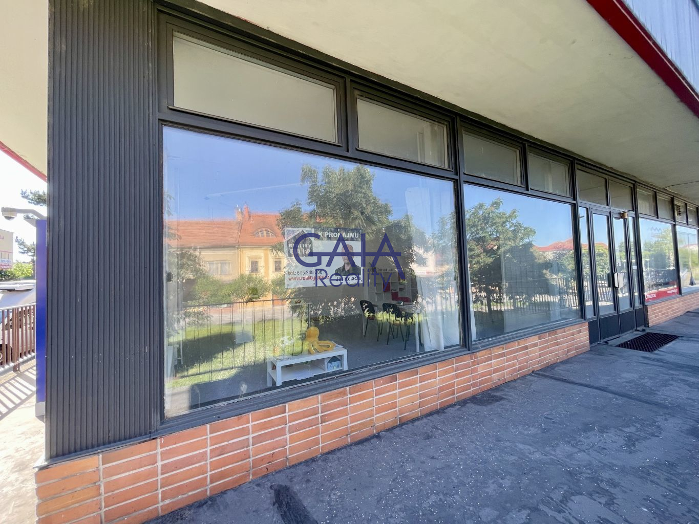  Rohový prostor pro kancelář či obchod v centru města - titulní obrázek--
