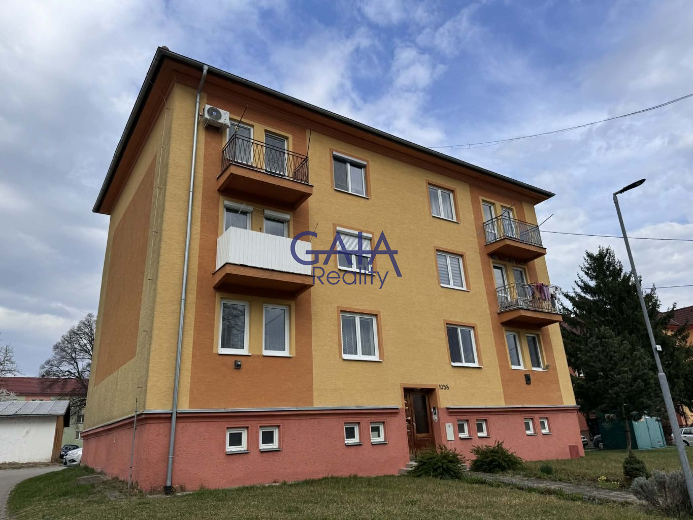 Pronájem krásného bytu 2+1 s prostorným sklepem - titulní obrázek--