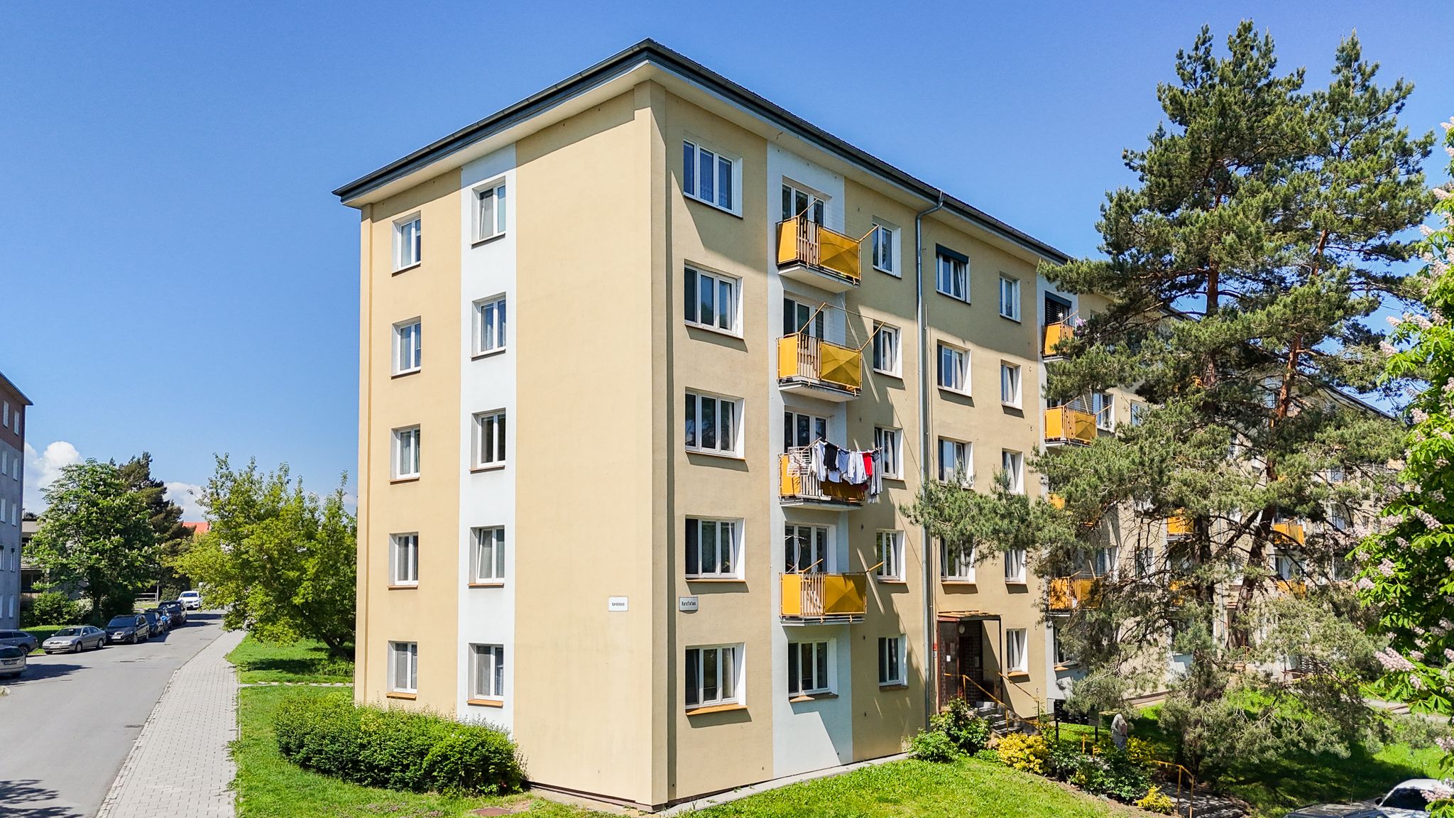 Prodej panelového bytu 2+1 v Neředíně, ulice Karafiátová - titulní obrázek--